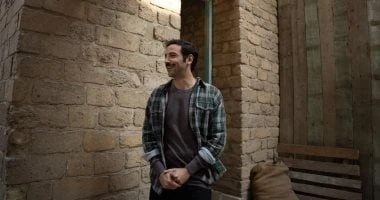 كريم قاسم: استعنت بمراجع بصرية لنجوم الثمانينيات لتقديم منعم فى مناعة