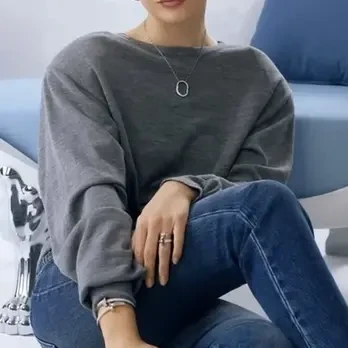 سينم أونسال تتألق بقطع أيقونية من "Toteme" و"Jil Sander"