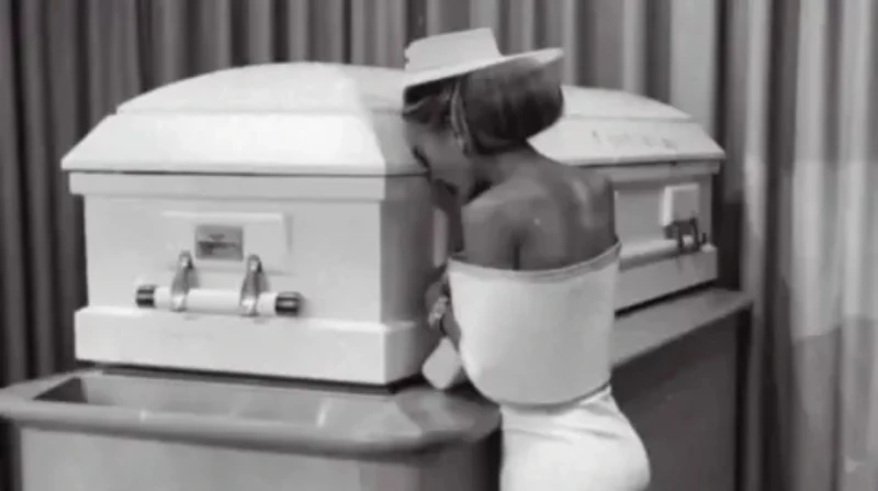 صورة لمؤثرة بكامل أناقتها أمام نعش ابنتها تثير غضبًا على منصات التواصل