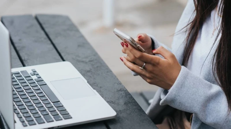 "الـAI بيجاملك". دراسة تحذر من مخاطر دردشة الذكاء الاصطناعي