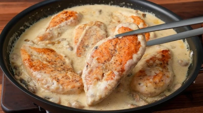 دجاج بالموتزاريلا وصوص الكريمة، طبق سهل وصحي يزيّن مائدة رمضان