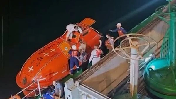 الموانئ العراقية تعلن إنقاذ طاقم ناقلة نفط بعد هجوم في المياه الإقليمية