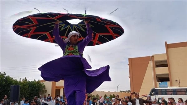 قرية العميد بمطروح تستقبل أولى فعاليات القافلة الثقافية عبر المسرح المتنقل