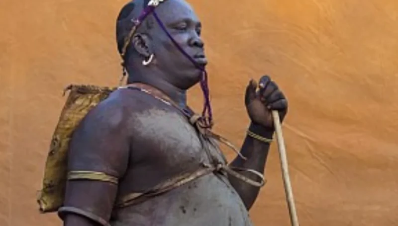 تقاليد أثيوبية غريبة تحوّل البدانة إلى رمز للقوة والهيبة (صور)