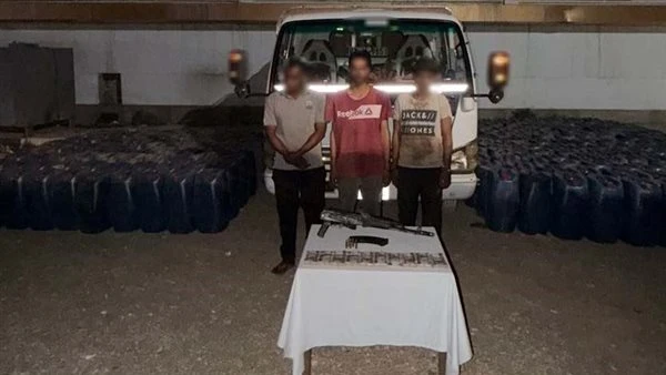 ضبط 10 أطنان مواد بترولية مخزنة للسوق السوداء وسلاح آلي بحوزة المتهمين