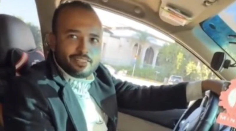 من مرض طفله لمبادرة خير. قصة سائق وضع رقمه خلف سيارته لنقل مرضى السرطان مجاناً