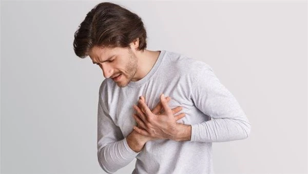 ماذا تفعل عند بداية النوبة القلبية؟ وما أبرز أعراضها؟