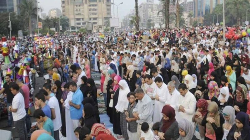 تحذير من اختلاط النساء والرجال في صلاة العيد، عالم بالأوقاف يوضح الضوابط