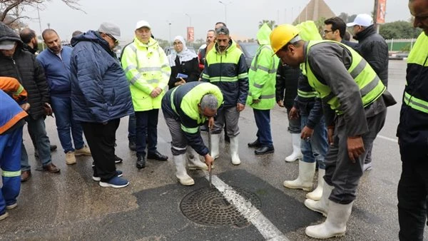 محافظ القاهرة يتفقد الشوارع لمتابعة شفط مياه الأمطار ويؤكد رفع درجة الاستعداد القصوى