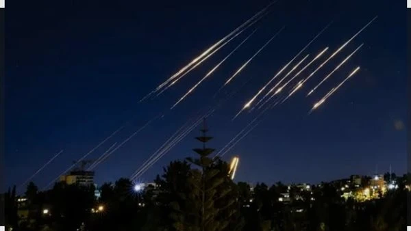 تصعيد جديد.. ضربات في الأهواز وصواريخ إيرانية نحو قاعدة أمريكية وسقوط شظايا بإسرائيل