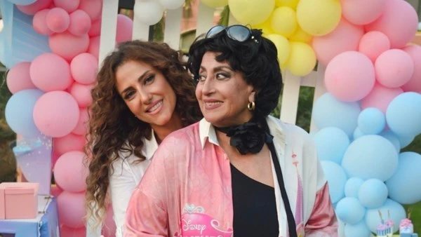 حنان مطاوع تحتفل بعيد الأم مع والدتها