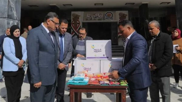 محافظ قنا يطلق قافلة مساعدات 3 آلاف كرتونة أغذية للأسر الأكثر احتياجًا
