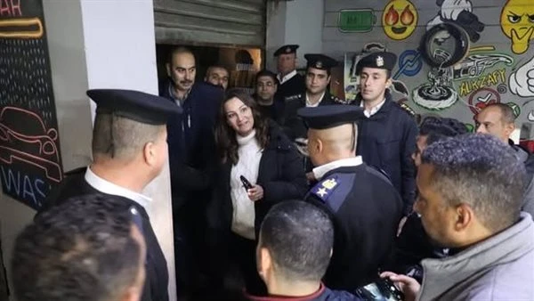 الجيزة تشن حملة ليلية لرفع الإشغالات وتشميع 3 كافيهات مخالفة بهضبة الأهرام