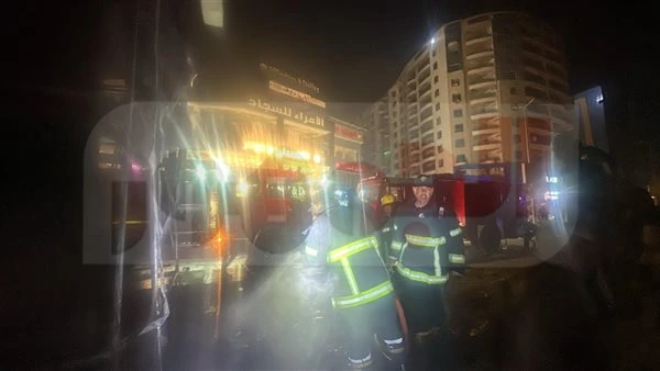 حريق لافتة إعلانية بالمقطم يثر الذعر .. والحماية المدنية تسيطر