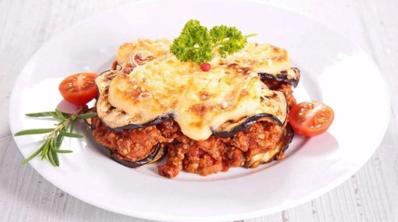 من طاجن الحارة لمائدة العزومات، المسقعة بالبشاميل تزين سفرة رمضان 2026