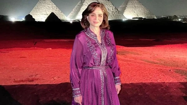 بحبك إلهام شاهين في أحدث ظهور من الأهرامات