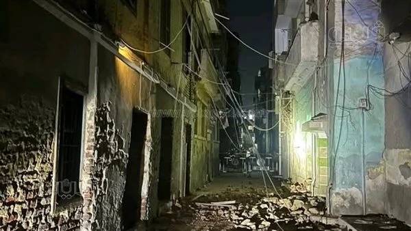 إصابة 3 بينهم أطفال بعد انهيار شرفة منزل قديم بقرية بنوفر بالغربية