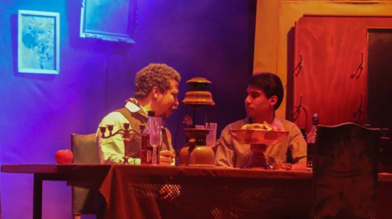 في مهرجان المسرح العالمي. كيف تحولت الكمامة من أداة وقاية إلى عقاب نفسي