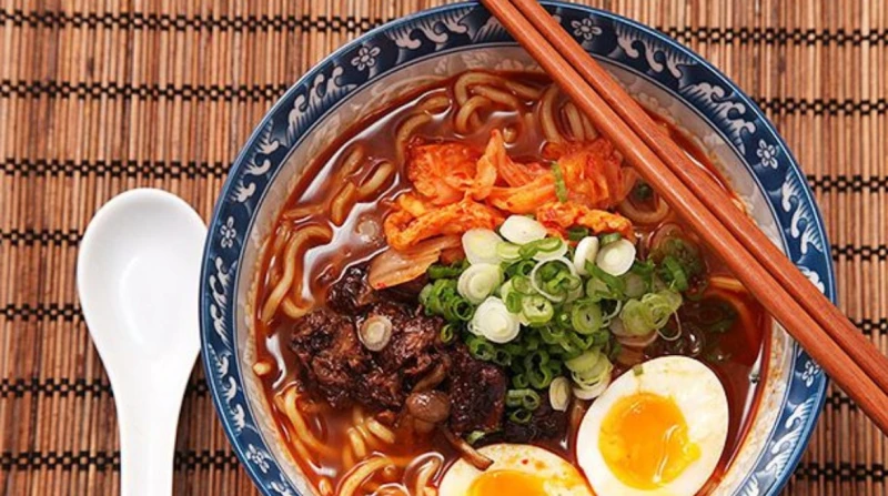 من الأفلام إلى الطوارئ. تحدي "الراميون الحار" يهدد صحة الأطفال