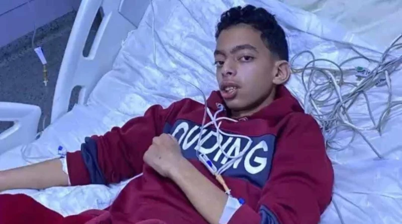 فحصه 51 طبيبًا. جهاز بمليون جنيه يفصل بين الطفل حسن وحياة بلا تشنجات