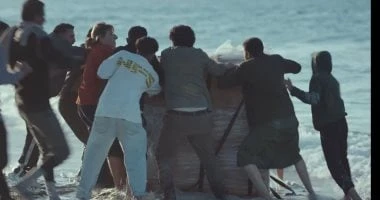 مسلسل صحاب الأرض الحلقة 13.. طائرة مساعدات تلقي أغذية على النازحين