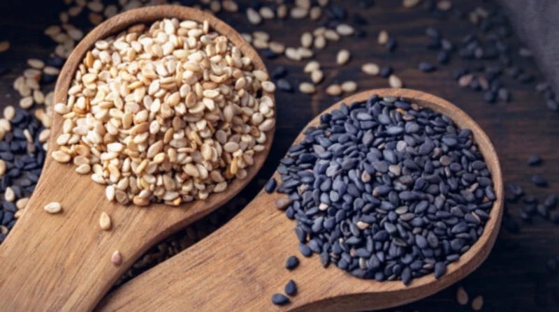 السمسم الأسود، كنوز غذائية وفوائد مذهلة للشعر والقلب