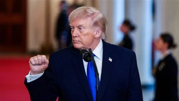 ترامب يلمح لمرافقة البحرية الأمريكية للسفن عبر مضيق هرمز