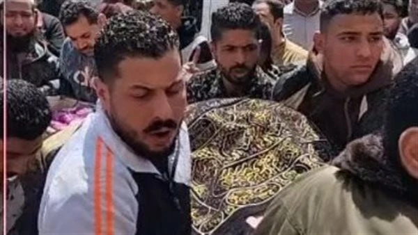 وصول جثمان فاطمة كشري لمسجد الشهداء بشبرا مصر. فيديو