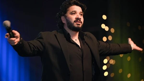 ليلة طربية مميزة. مصطفى حجاج يتألق في حفل غنائي على مسرح البالون