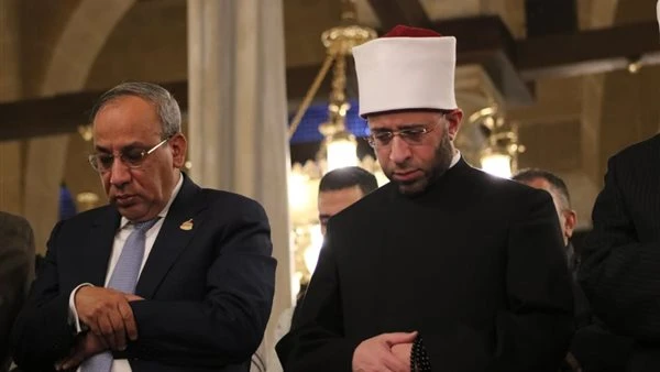 وزير الاوقاف يشهد صلاة التراويح بمسجد الإمام الحسين