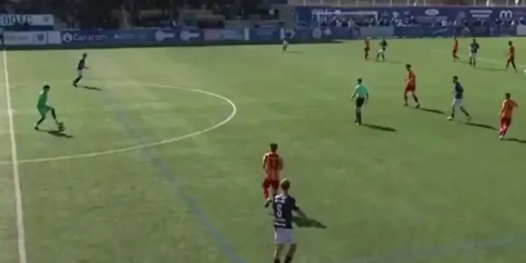 كرة القدم تشهد لحظة تاريخية: مفيش حارس والنتيجة تتقلب