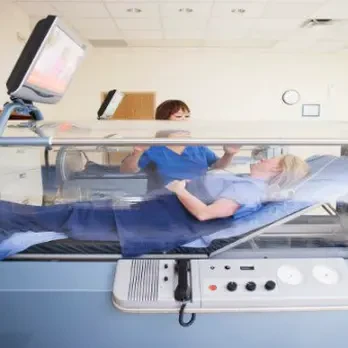 ما أسباب استخدام العلاج بالاكسجين المضغوط؟ وما مخاطره