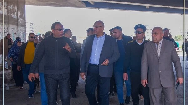جولة مفاجئة لمحافظ الإسكندرية بكوبري العوايد.. إزالة إشغالات فورية وضبط سرقات كهرباء