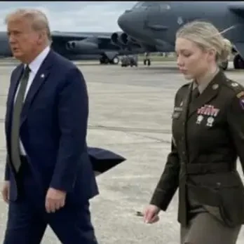 مفاجأة بشأن الضابطة الشقراء التي ظهرت مع ترامب.. من هي جيسيكا فوستر؟