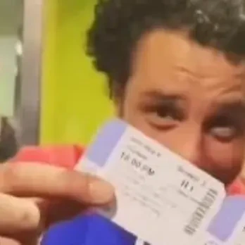 بعد عودة عرضه بالسينمات.. أحمد الفيشاوي يقطع تذاكر فيلم سفاح التجمع للجمهور