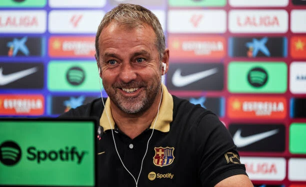 هانزي فليك يفركش طموحات الكل ويخطف جائزة “مدرب الشهر”