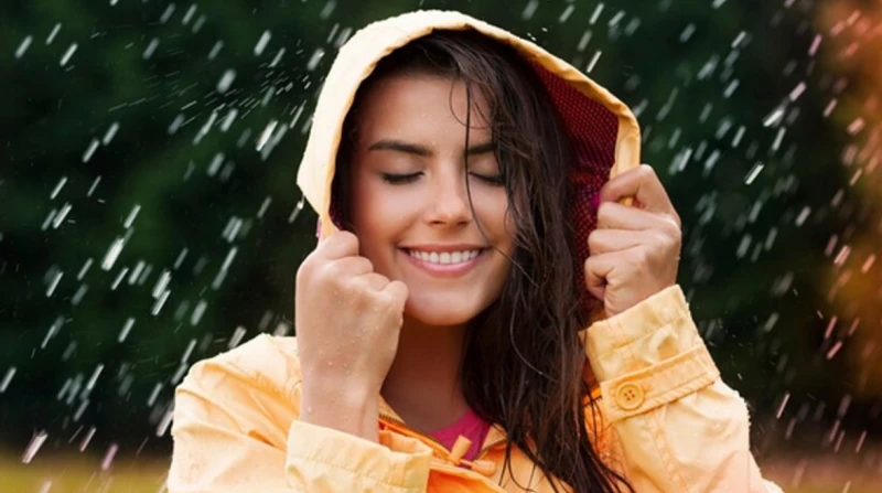 خلال الأمطار. روتينك للحصول على بشرة نضرة وشعر صحي