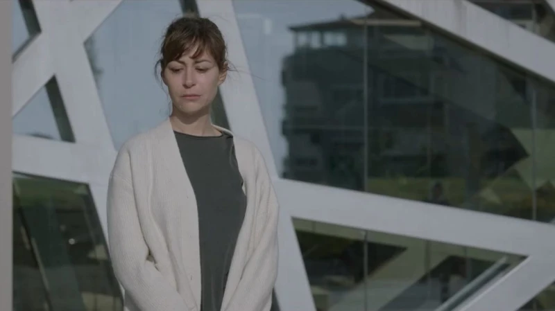 لحظة وصول جثمان والد منة شلبي لمسجد الفاروق بالمعادي