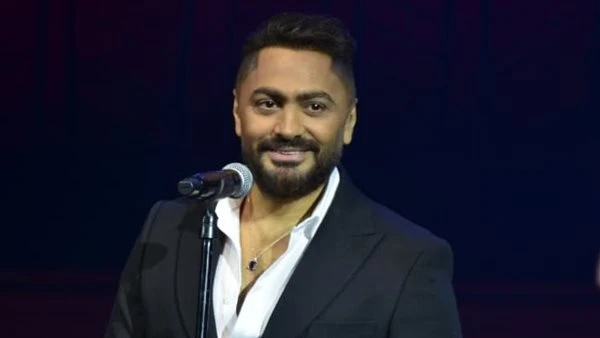 بعد تعرضه للسخرية. تامر حسني: اسئلتي طبيعية وكل الشعب نفسه يعرفلها إجابة