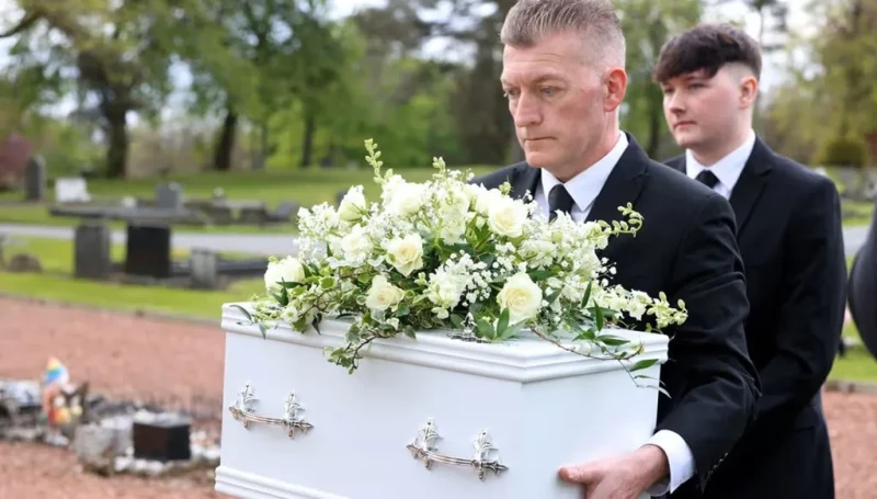 لغز الرضيع المدفون يُطوى في جنازة بعد قرن… سؤال عن صحيفة العام 1910 (فيديو)