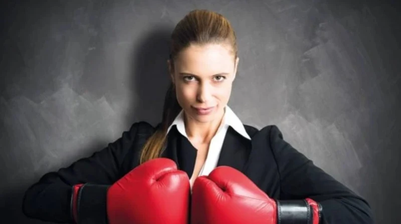 استنزاف نفسي وإرهاق عاطفي. كيف تكسر جملة "كوني قوية" روح الفتاة؟ استشارية توضح