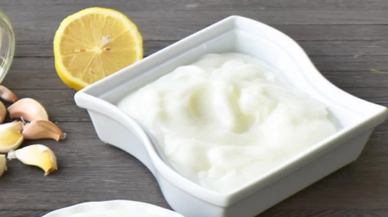 بالنشا والبيض والزيت. ثلاث طرق احترافية لتحضير الثومية في البيت