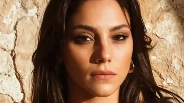 رومانسية نجمة "المدينة البعيدة" تكشف حقيقة علاقتها مع أتاكان أوزكايا