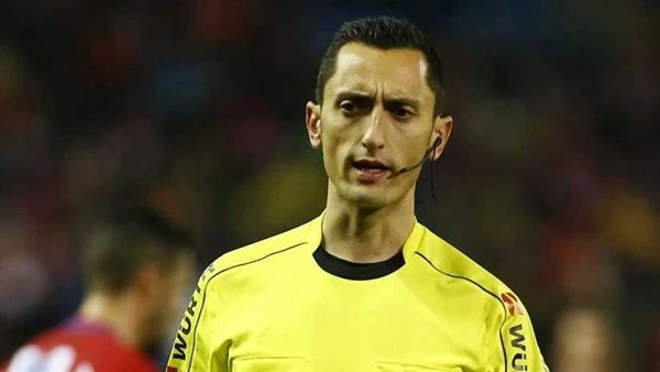 حكم إسباني يشعل القمة.. سانشيز يقود مواجهة سان جيرمان وليفربول في دوري الأبطال