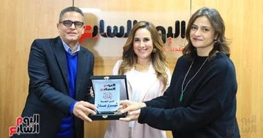 يكرم النجمة شيري عادل بعد نجاحها في مسلسل فن الحرب.. صور