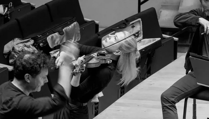 كمان بمليون ولحظة صمت تجمّد القاعة (فيديو)