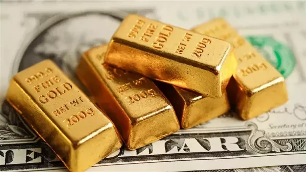 مع ترقب قرارات الفائدة بالبنوك المركزية.. سعر الذهب يتراجع بسبب ضغط الدولار