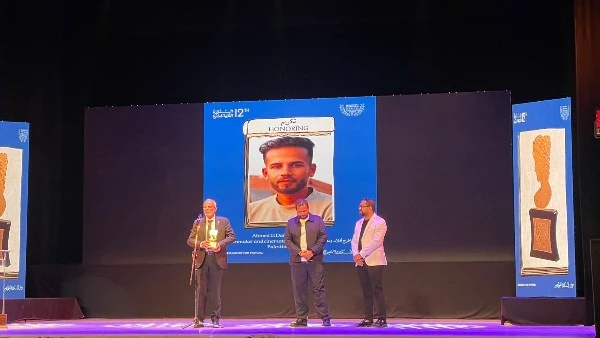 كامل الباشا يتسلم تكريم المخرج الفلسطيني أحمد الدنف بافتتاح الإسكندرية للفيلم القصير