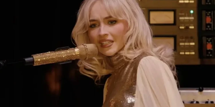 أزمة سابرينا كاربنتر وتفاصيل الصراع الثقافي حول ظاهرة الزغروطة في المحافل الدولية