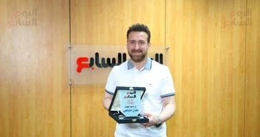 نضال الشافعى يشكر بعد تكريمه عن مشاركته فى درش ورأس الأفعي.. صور